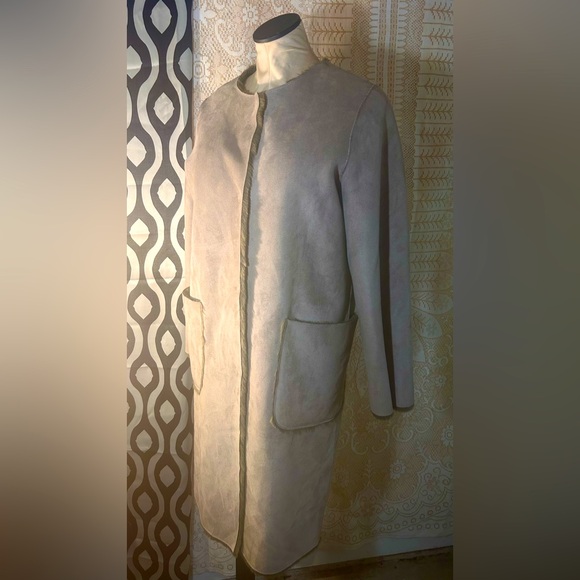 •SALE•Faux Fur Lightweight casual Jacket: EUC - Picture 4 of 9